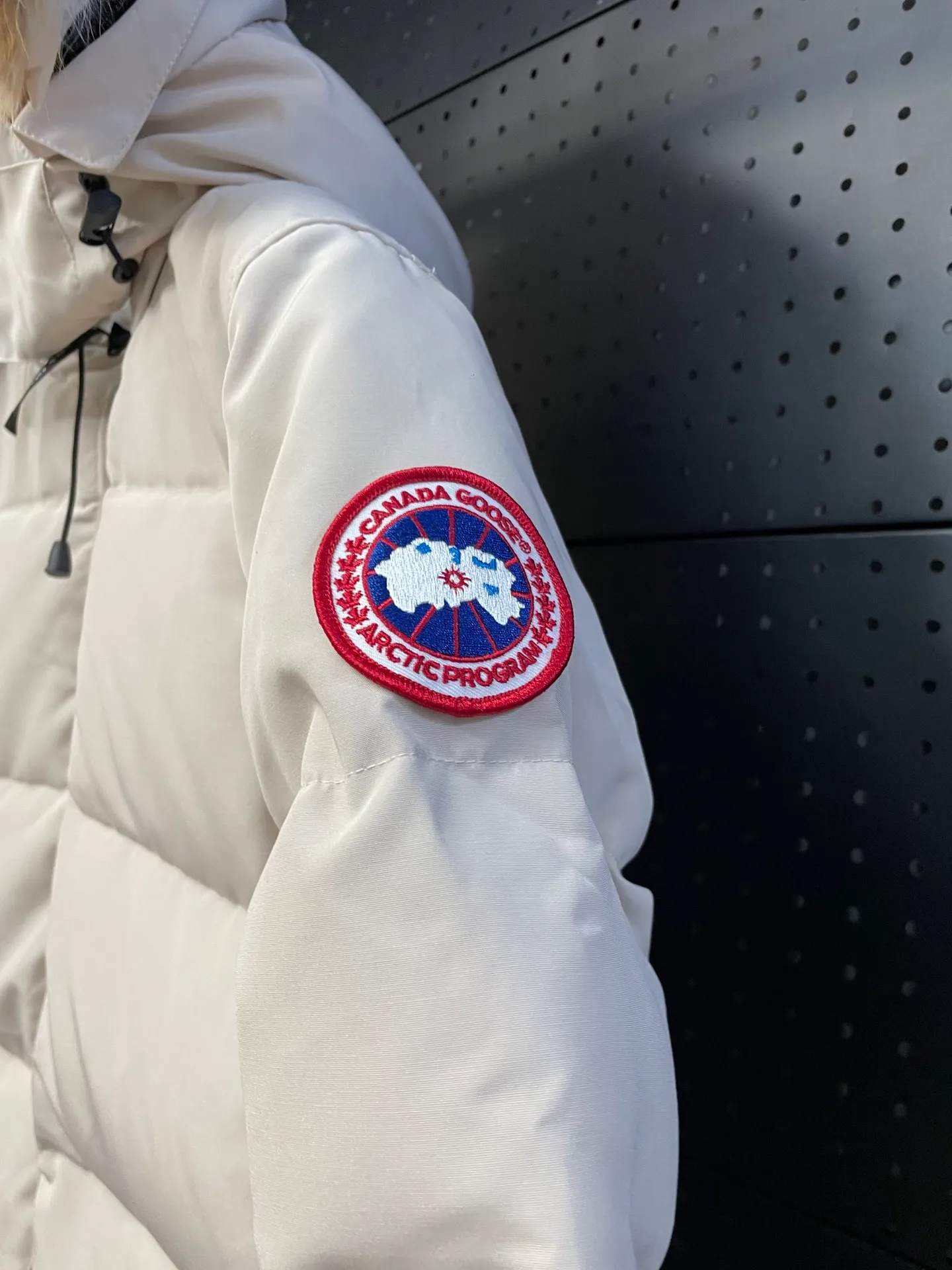P880 off-white Canadian CANADA GOOES 04 model/women's model. The Arctic and Antarctic scientific expedition teams and others choose Canada Goose as their cold-proof equipment, the Rolls-Royce of down jackets.  ➖ Industry-leading anti-counterfeiting chip sensing.  ➖ Imported Behringer embroidery machines and customized embroidery labels, the highest level and industry leading.  ➖ Imported Korean 21-count polyester-cotton blended original fabric, TC85 waterproof coated fabric, water-repellent, windproof and wear-resistant.  ➖ The new national standard 80 white duck down is filled with an average of 520 grams of down. The amount of down filled is industry-leading.  ➖ 100% nylon lining with double double-layer sealing design to prevent velvet running, and seamless thread design on the cuffs!  ➖ Western Canadian Green Wolf Collar.  ➖ Yoshida YKK provides original factory-customized electroplated sliders. YKK two-way lockable zippers are tight and smooth and do not peel off paint.  ➖ 3M composite Velcro is durable and the accessories and hardware are all custom-made. Only for the purest goose, the most dedicated, the most professional, the highest quality, the highest cost performance!    SIZE:XS-XXL